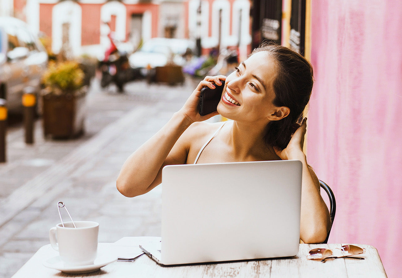 Femme souriante au téléphone, illustrant le super service client des Boosters Naturels, toujours à l'écoute pour répondre aux besoins et questions sur les compléments alimentaires naturels de la marque