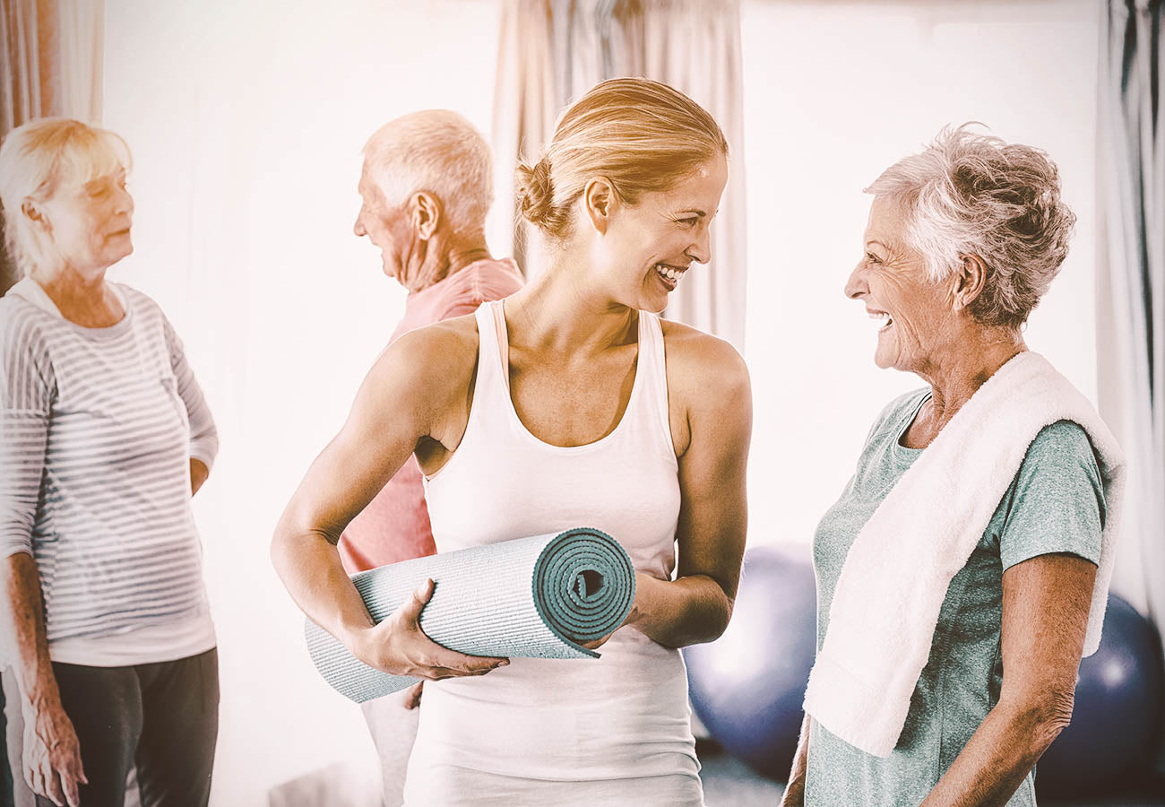 Femmes souriantes, dynamiques et actives après un cours de yoga, illustrant les bienfaits du Booster Articulations des Boosters Naturels pour rester en pleine forme et renforcer sa mobilité et diminuer les douleurs articulaires